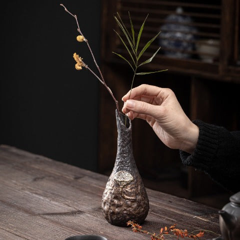 Vase artisanal vintage Motif Lotus en Grès avec branche sur table