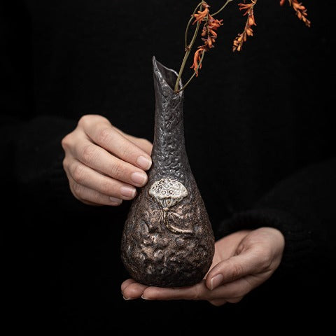 Vase artisanal vintage Motif Lotus en Grès tenu dans la main