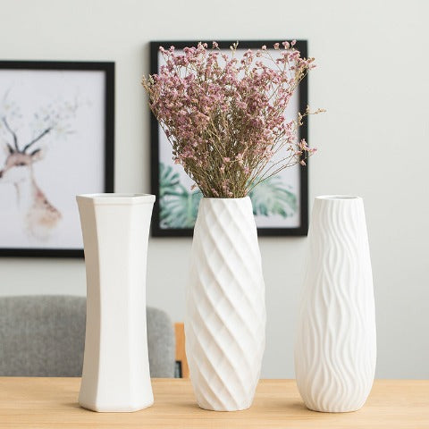 Vase blanc minimaliste trois motifs en Céramique décoratif Blanc Styles A, B et C présentation avec fleurs.