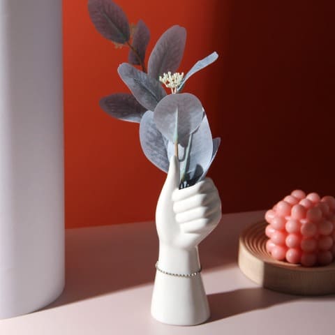 Vase blanc porcelaine main pouce levé en Céramique présentation style A décoratif.
