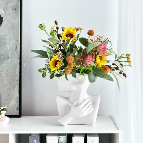 Vase portrait blanc deuxième présentation avec bouquet de fleurs