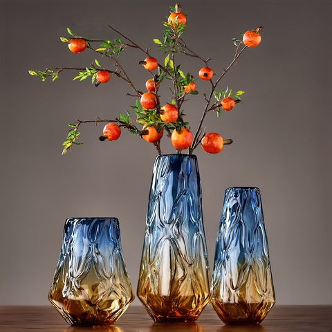 Vase chic couleurs dégradées bleu et orangé en Verre présentation du modèle Petit avec fleurs blanche & modèle Grand sans fleurs & Modèle Moyen sans fleurs sur table avec livre