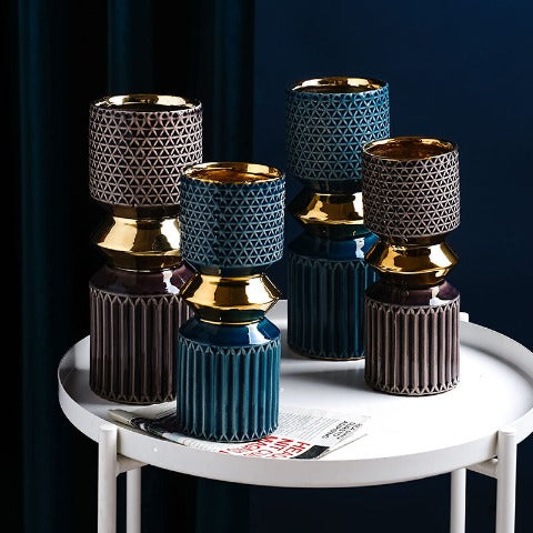 Vase design touche luxueuse courbe audacieuse, présentation tous les modèles sur une table blanche.