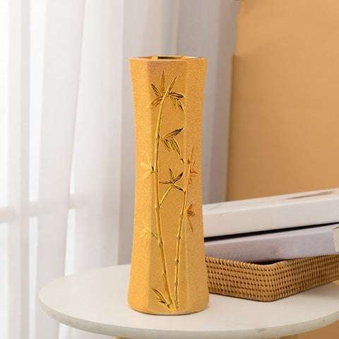 Vase doré ornements floraux forme variée en Céramique style Bambou hexagonal présentation avec livres
