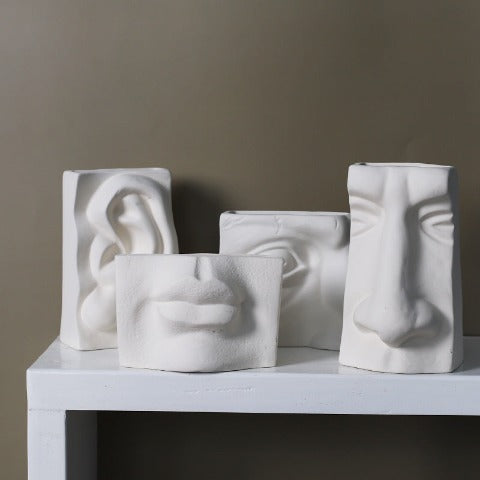 Vase minimaliste blanc éloquent quatre sens en Céramique présentation tous les styles