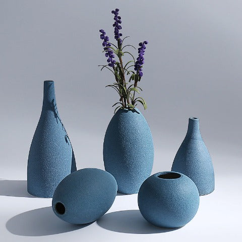 Vase minimaliste bleu Style 1 à 5 avec fleurs sur fond gris