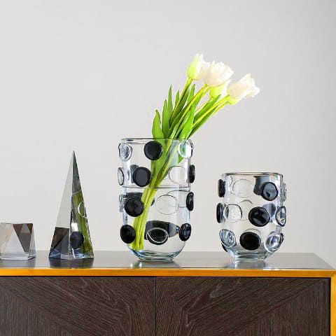 Vase moderne relief à pois blancs et noirs modèles Grand avec fleurs blanche et modèle Petit sans fleurs sur table mise en scène 