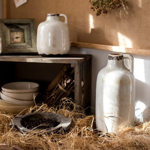 Vase pichet rétro blanc laiteux avec petite anse en Céramique Tailles Petit & Grand présentation