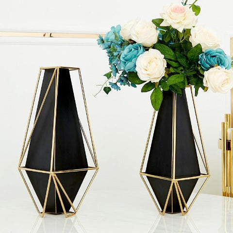 Vase géométrique Noir & Or en Métal & fer forgé luxueux tailes S & L présentation