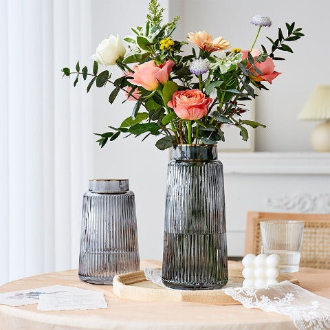 Vase rayé de couleur avec bordure liseré doré en Verre décoratif Modèles Gris M sans fleurs, Gris S présentation avec bouquet de fleurs.