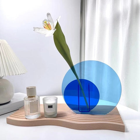 Vase coloré transparent multiformes en Acrylique décoratif Modèle Duo rond bleu présentation 2 avec fleurs et lampe de bureau