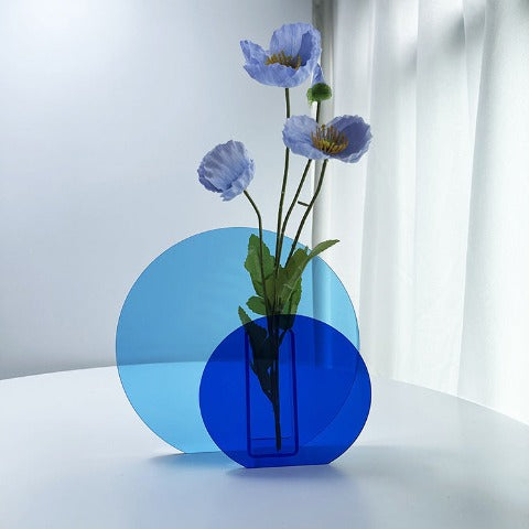 Vase coloré transparent multiformes en Acrylique décoratif Modèle rond bleu présentation 1 avec fleurs artificielles