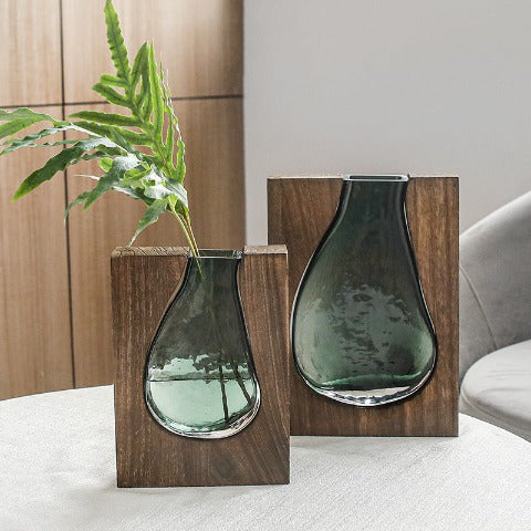 Vase soliflore transparent incrusté dans un cadre, en Verre vert et bois, soliflore modèles B avec plante et D sans plante, présentation.