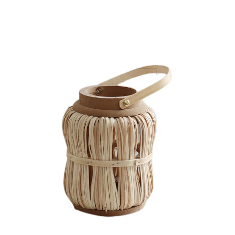 Vase type lanterne tissé avec anse en Bambou et verre décoratif Modèle Panier lanterne.